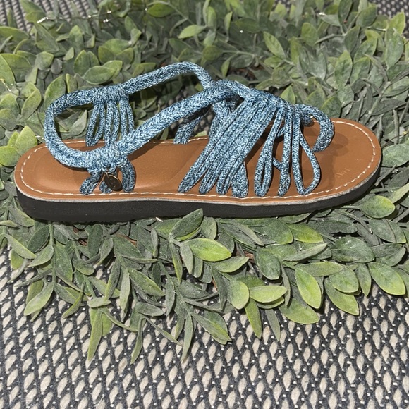 Vines Sandals - Picture 2 of 8